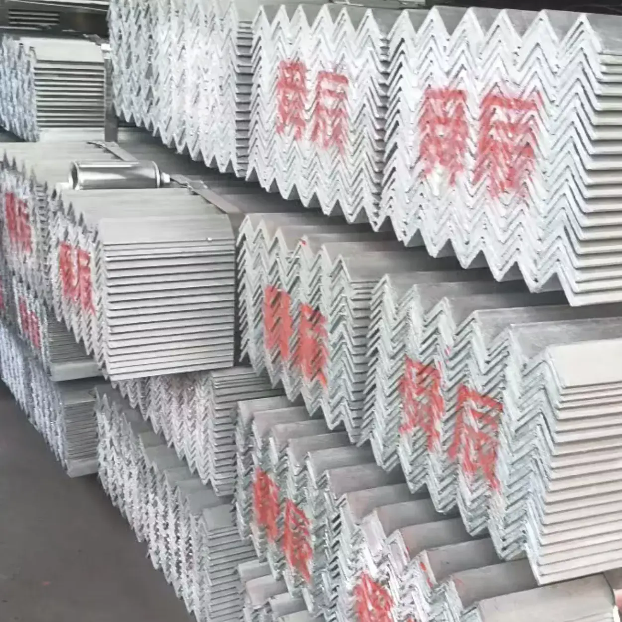 Angle Steel သည် ဂီယာတာဝါတည်ဆောက်ခြင်းအတွက် ထိပ်တန်းရွေးချယ်မှုဖြစ်လာစေသနည်း။